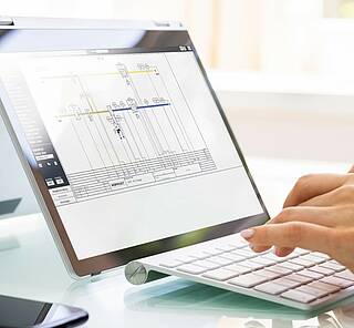 Bildschirm mit WEBPROJECT-Screen, Tastatur, Hand bedient die Software