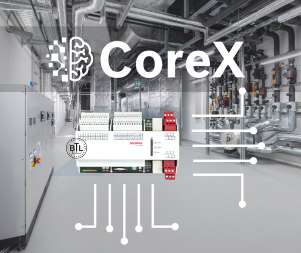 Controller in Grossansicht und dem Schriftzug CoreX im Vordergrund einer Technikzentrale 